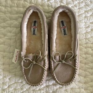Minnetonka Tan Moccasins NWT.size 9 women’s.
